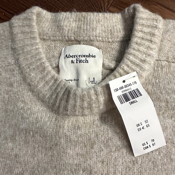 Abercrombie & Fitch Sweater Size S NWT - Picture 2 of 3